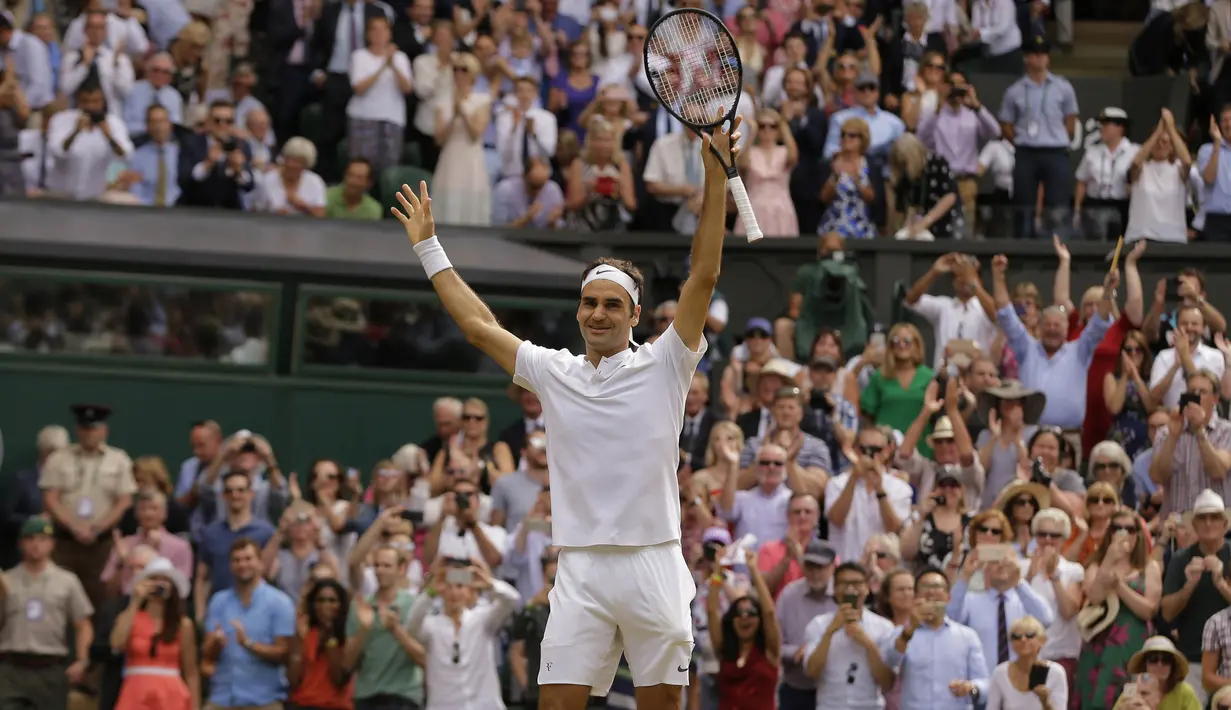 Petenis Swiss, Roger Federer, melakukan selebrasi usai mengalahkan petenis Kroasia, Marin Cilic pada laga final Wimbledon 2017 di London, Minggu (16/7/2017). Federer menang 6-3, 6-1, 6-4 atas Cilic. (AP/Alastair Grant)