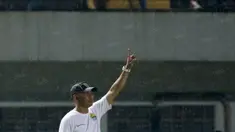 Herrie Setiawan memberikan arahan kepada tim Persib Bandung saat melawan Mitra Kukar di ajang Torabika SC 2016. Persib Bandung Menang 2-1. (Bola.com/Nicklas Hanoatubun)