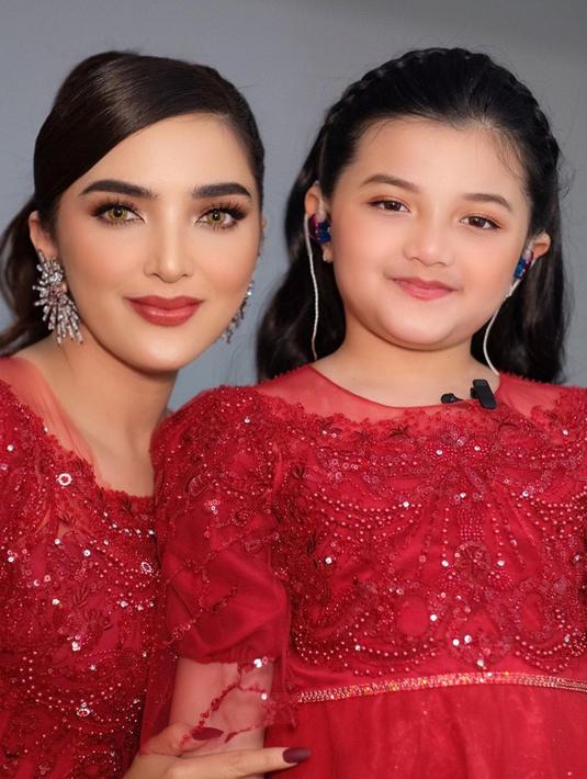 Selain tampil kompak dengan outfit senada berwarna merah, keduanya pun juga terlihat cantik. Sama-sama tersenyum di depan kamera, bahkan ada yang menyebut jika paras Arsy begitu mirip dengan Ashanty. (Liputan6.com/IG/@ashanty_ash)