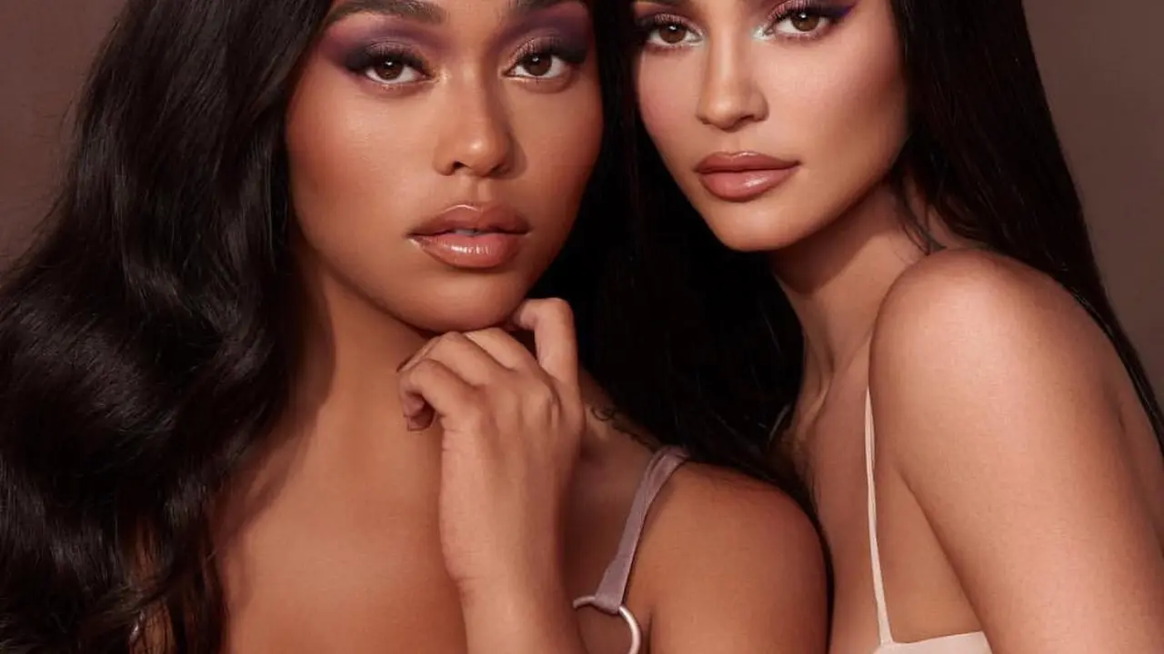 Kylie Jenner dalam pemotretan Kylie Cosmetic