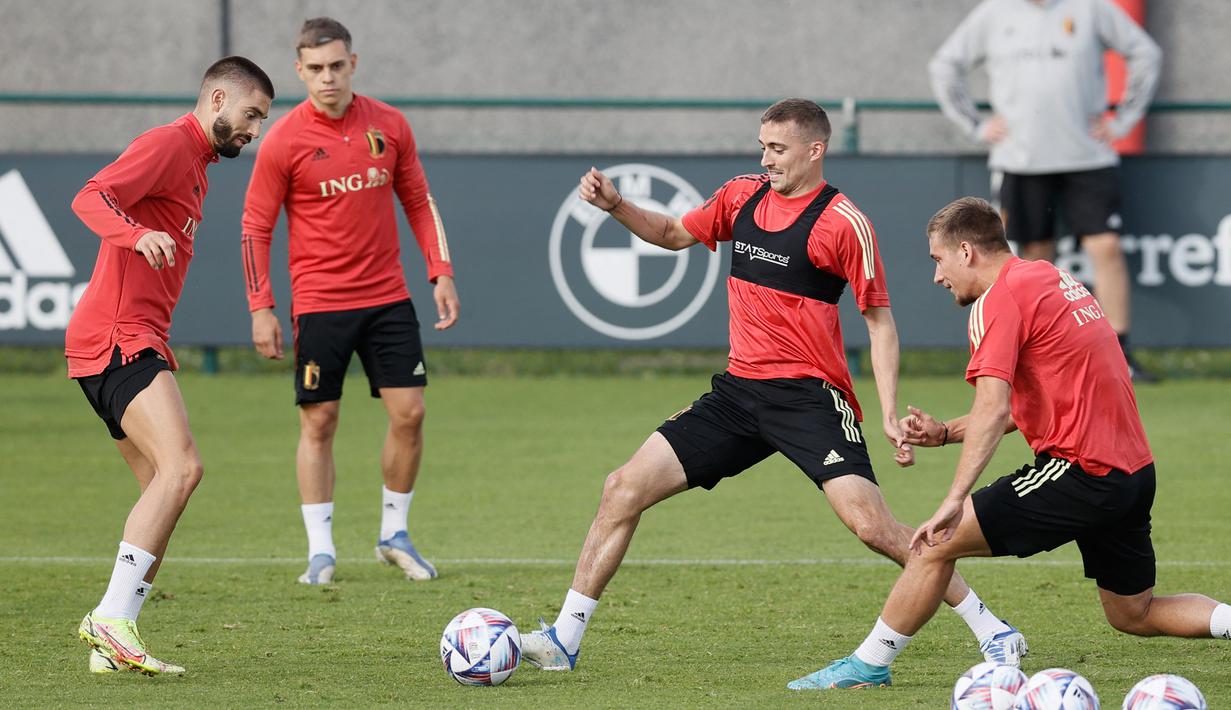 <p>Bek Timnas Belgia Yannick Carrasco (kiri) melihat ke arah Timothy Castagne (kedua kanan) selama sesi latihan menjelang pertandingan UEFA Nations League di Tubize, Selasa (7/6/2022). Belgia akan menjamu Polandia pada matchday 2 Grup 4 UEFA Nations League A 2022/23, Kamis 9 Juni 2022 dini hari WIB di King Baudouin Stadium. (BRUNO FAHY/Belga/AFP)</p>