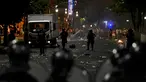 Polisi anti huru hara bentrok dengan suporter setelah perayaan  timnas Argentina meraih juara Piala Dunia Qatar 2022 di lingkungan Obelisk di Buenos Aires (20/12/2022). Jutaan orang kecewa ketika parade bus yang membawa pemain Argentina harus meninggalkan lokasi itu yang menimbulkan gesekan antara supporter dengan petugas keamanan. (AFP/Luis Robayo)
