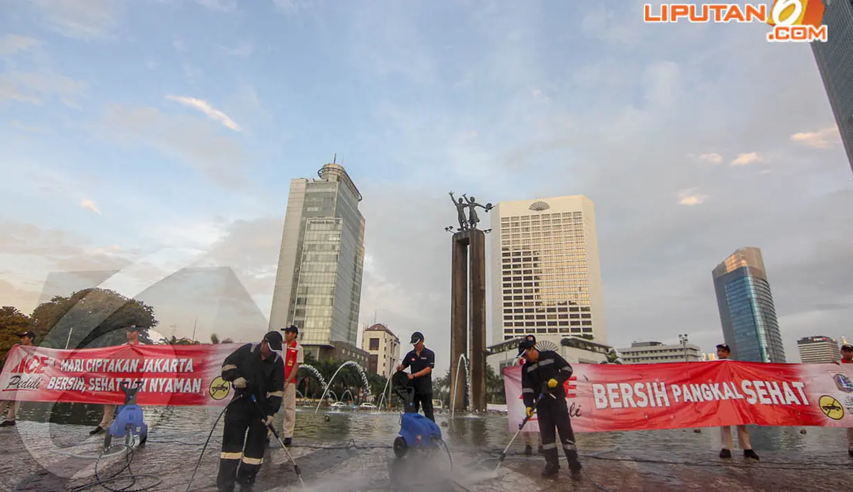 Sementara itu, beberapa petugas membentangkan spanduk berisi dukungan ACE terhadap kebersihan dan pelestarian lingkungan di Bundaran HI, Sabtu (19/4/14). (Liputan6.com/Faizal Fanani)