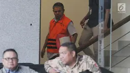 Supervisor KPP Pajak Pratama Ambon Sulimin Ratmin usai menjalani pemeriksaan di Gedung KPK, Jakarta, Rabu (19/12). Sulimin ditangkap oleh KPK pada saat operasi tangkap tangan (OTT) di Kota Ambon pada 3 Oktober 2018. (Merdeka.com/Dwi Narwoko)