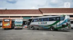 Sejumlah bus terparkir saat menunggu keberangkatan di Terminal Kampung Rambutan, Jakarta, Kamis (12/11/2020). Pemprov DKI Jakarta menganggarkan Rp 170 miliar untuk revitalisasi Terminal Kampung Rambutan yang telah diajukan pada Desember 2019. (merdeka.com/Iqbal Septian Nugroho)