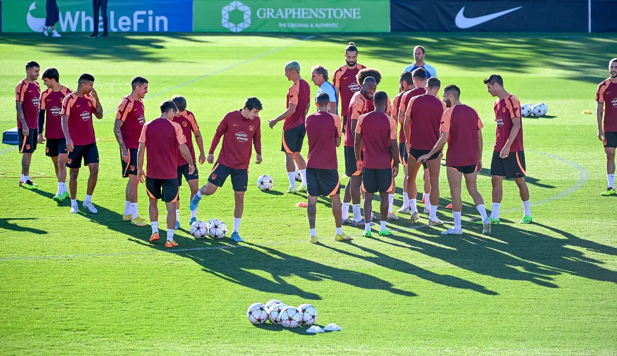 Para pemain Atletico Madrid mengikuti sesi latihan di Madrid, Spanyol, Selasa (6/9/2022). Atletico Madrid akan menghadapi FC Porto pada pertandingan sepak bola leg pertama grup B Liga Champions UEFA. (PIERRE-PHILIPPE MARCOU/AFP)