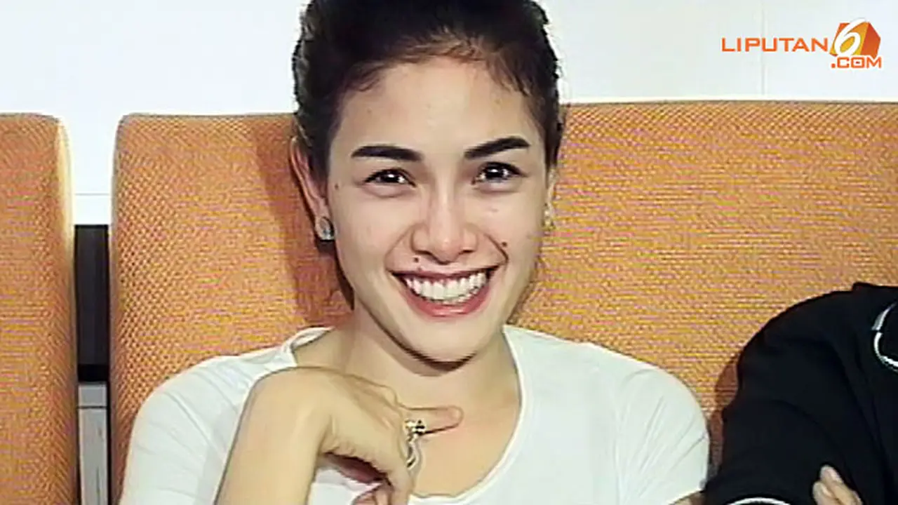 nikita-mirzani-smile-130923b.jpg