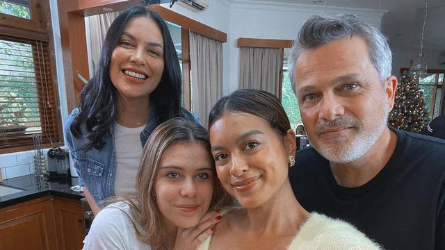 7 Potret Kebersamaan Eva Celia dan Ayah Sambungnya, Akrab Banget