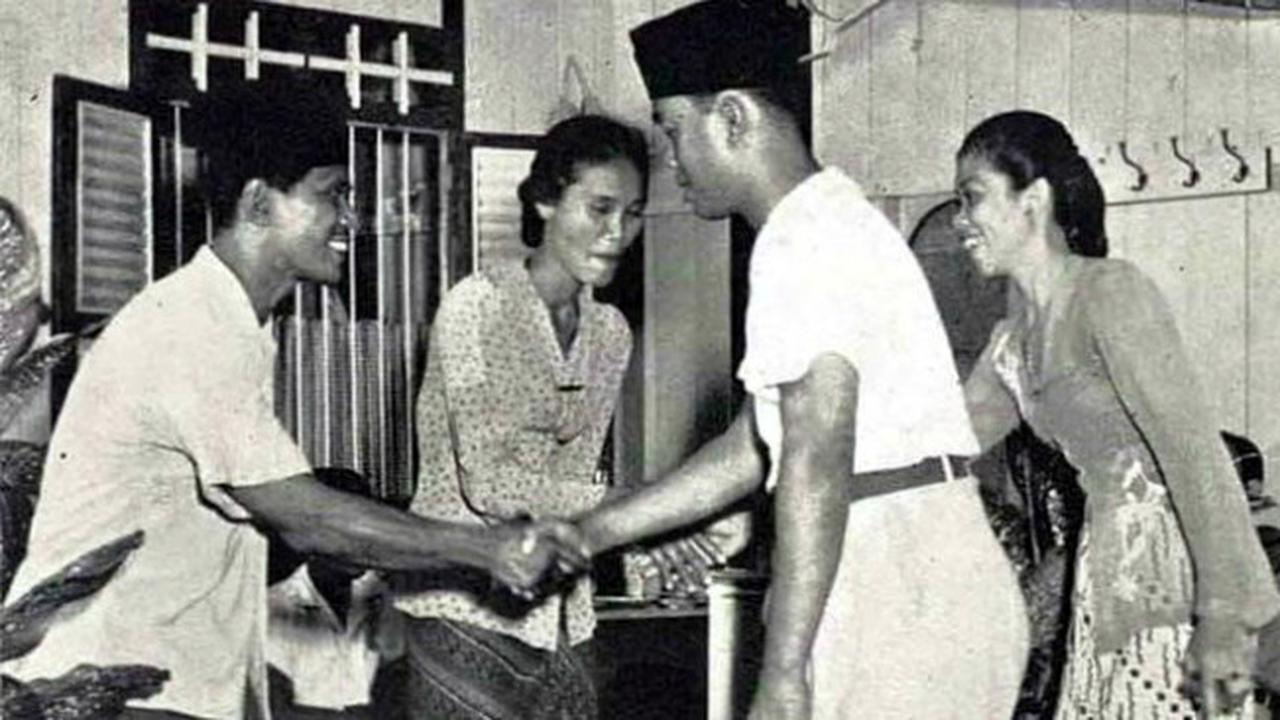 Indonesia tempo dulu sangat terlihat momen kebersamaannya. Belum ada smartphone, anak muda pada zaman tersebut larut dalam kegembiraan Lebaran bersama keluarga.