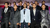 Para pemain perwakilan tim peserta Torabika Soccer Championship presented by IM3 Ooreedoo tampil rapi mengenakan setelan jas dalam acara peluncuran di Hotel Mulia, Senayan, Senin (18/4/2016). (Bola.com/Vitalis Yogi Trisna)