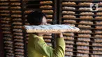 Pekerja membawa oncom di industri rumahan untuk di jual di wilayah Jakarta, Selasa (19/11/2019). Oncom yang di jual seharga Rp 2000 untuk memenuhi kebutuhan di pasar pasar tradisional di kawasan tersebut. (Liputan6.com/Angga Yuniar)