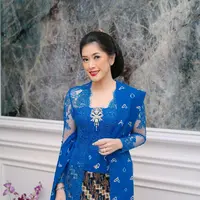 Kali ini, Aliya mengenakan kebaya model kutubaru warna biru yang dilengkapi stagen dan selendang jumputan warna senada. [@ruby_26]