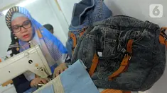 Perajin Risma Eljundi menyelesaikan pembuatan tas dari bahan celana jeans bekas di Legok, Tangerang, Banten, Senin (11/11/2019). Tas berbahan jeans itu dipasarkan ke kawasan Bandung serta pasar daring. (merdeka.com/Arie Basuki)