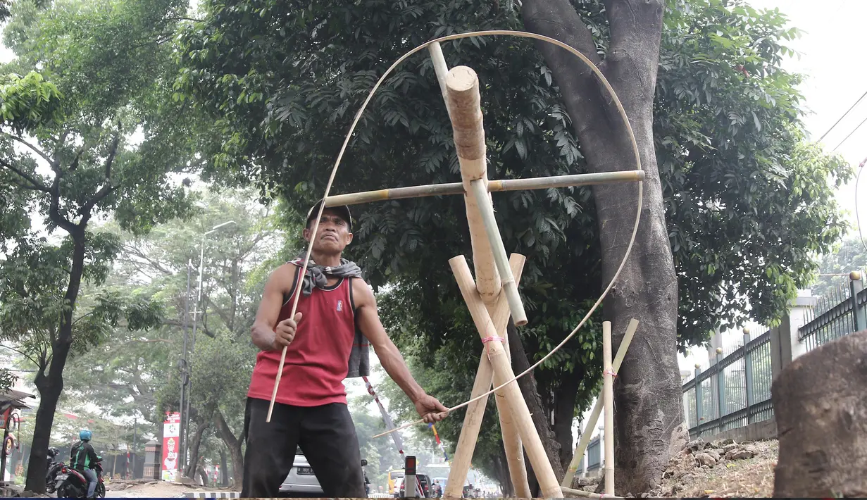 Penjual mengerjakan pohon pinang untuk lomba memanjat dalam rangka menyemarakkan HUT Kemerdekaan RI yang dijual di kawasan Tanjung Barat, Jakarta, Kamis (8/8). Batang pinang itu dijual dengan harga mulai dari Rp 700ribu. (Liputan6.com/Herman Zakharia)