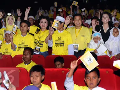 Ketua Umum Partai Golkar, Setya Novanto (tengah) mengangkat tangan jelang nonton bareng film Iqro bersama 1000 anak yatim di Jakarta, Minggu (12/2). Acara ini untuk memperingati Maulid Nabi Muhammad SAW. (Liputan6.com/Helmi Fithriansyah) 