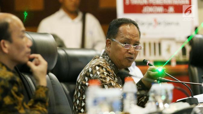 Menristek Dikti, Muhammad Nasir menyampaikan paparan dalam diskusi Forum Medan Merdeka Barat (FMB) di Jakarta, Senin (23/10). Beberapa kementerian memberikan presentasi pencapaian kerja 3 tahun pemerintahan Jokowi-JK. (Liputan6.com/Angga Yuniar)