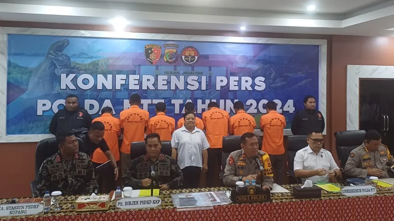 Polda NTT saat memberikan keterangan pers terkait penangkapan warga negara China yang hendak diselundupkan ke Australia. (Foto: Liputan6.com/Ola Keda)
