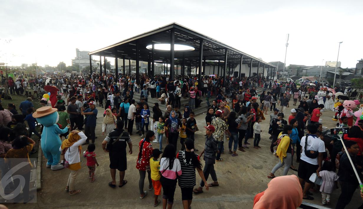 Pengunjung memadati kawasan RPTRA Kalijodo, Jakarta, Selasa (28/3). Sejumlah warga menghabiskan libur Hari Raya Nyepi dengan mengajak putera puterinya bermain di areal RPTRA Kalijodo. (Liputan6.com/Helmi Fithriansyah)
