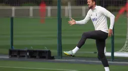 Striker Tottenham Hotspur, Harry Kane melakukan pemanasan selama sesi latihan tim di Tottenham Hotspur Football Club Training Ground di London utara pada 31 Oktober 2022. Grup ini masih sangat ketat. Semua tim sama-sama masih punya peluang untuk lolos ke babak 16 besar. (AFP/Adrian Dennis)