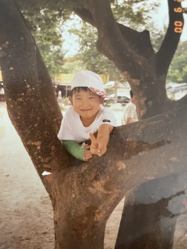 Foto masa kecil Wonho. (Twitter/ official__wonho)