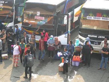 Sejumlah calon penumpang menunggu bus di Terminal Kampung Rambutan, Jakarta, Minggu (10/6). Lebih dari 28 ribu pemudik sudah meninggalkan Ibu Kota menuju kampung halamannya dengan bus hingga H-5 Lebaran 2018 pagi ini. (Merdeka.com/Arie Basuki)