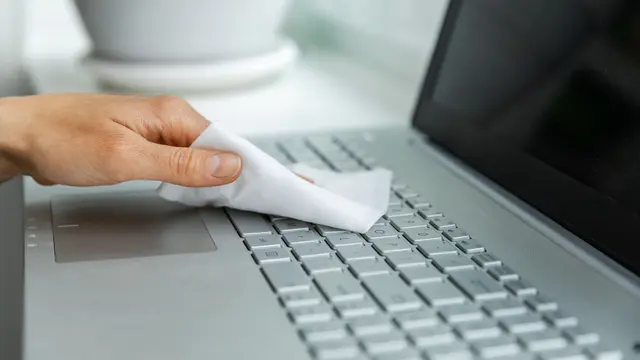 Cara Mudah Bersihkan Keyboard Laptop dari Debu dan Kotoran