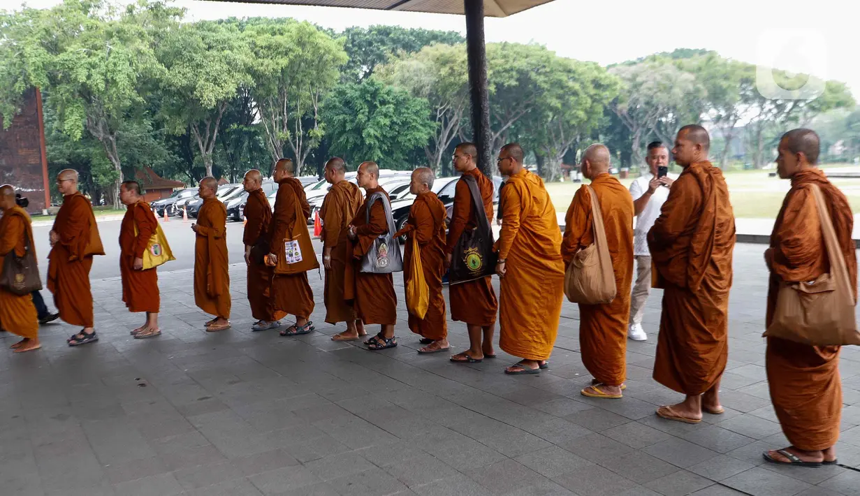 <p>Sebanyak 40 Bhikkhu akan memulai perjalanan Thudong dari Taman Mini Indonesia Indah menuju Candi Borobudur, di Magelang, Jawa Tengah. (Liputan6com/Herman Zakharia)</p>