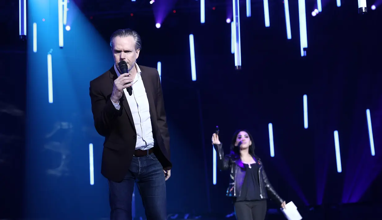 Syahrini dan Rick Price saat jalani gladi resik jelang HUT Indosiar ke-22 di Jakarta Convention Center (JCC), Senayan, Jakarta, Selasa (10/1/2017). Duet keduanya bisa disaksikan nanti malam mulai pukul 19.00 WIB. (Galih W. Satria/Bintang.com)