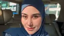 Syahnaz Sadiqah hadir serba biru memadukan kerudung biru polos dengan atasan lengan panjang warna dasar putih dengan corak warna biru. [@syahnazs]