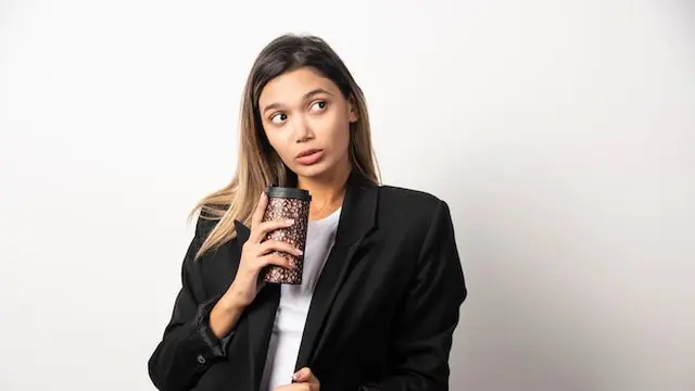 illustrasi wanita kantor public speaking