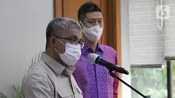 Sekjen Kemenkes Oscar Primadi memberi sambutan usai penandatanganan nota kesepahaman (MoU) di Gedung Kemenkes, Jakarta Senin (1/3/2021). Pada tahap awal, vaksinasi drive thru Halodoc akan melayani masyarakat lanjut usia (lansia) yang memiliki KTP DKI Jakarta. (Liputan6.com/Fery Pradolo)  