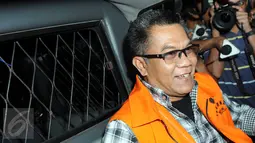 Anggota Komisi III DPRD Banten dari F-PDIP Tri Satya Santosa berada di mobil tahanan usai pemeriksaan di KPK, Jakarta, Rabu (20/1). Tri diperiksa sebagai saksi dugaan suap pembahasan pembentukan Bank Pembangunan Daerah Banten (Liputan6.com/Helmi Afandi)