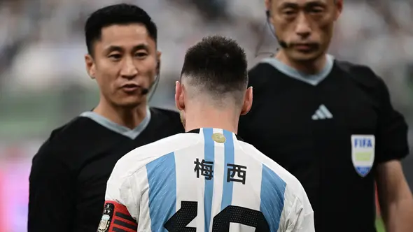 Kapten Timnas Argentina, Lionel Messi, dengan name-set jersey menggunakan huruf China dalam laga kontra Australia di Worker's Stadium, China, Kamis (15/6/2023). (PEDRO PARDO / AFP)