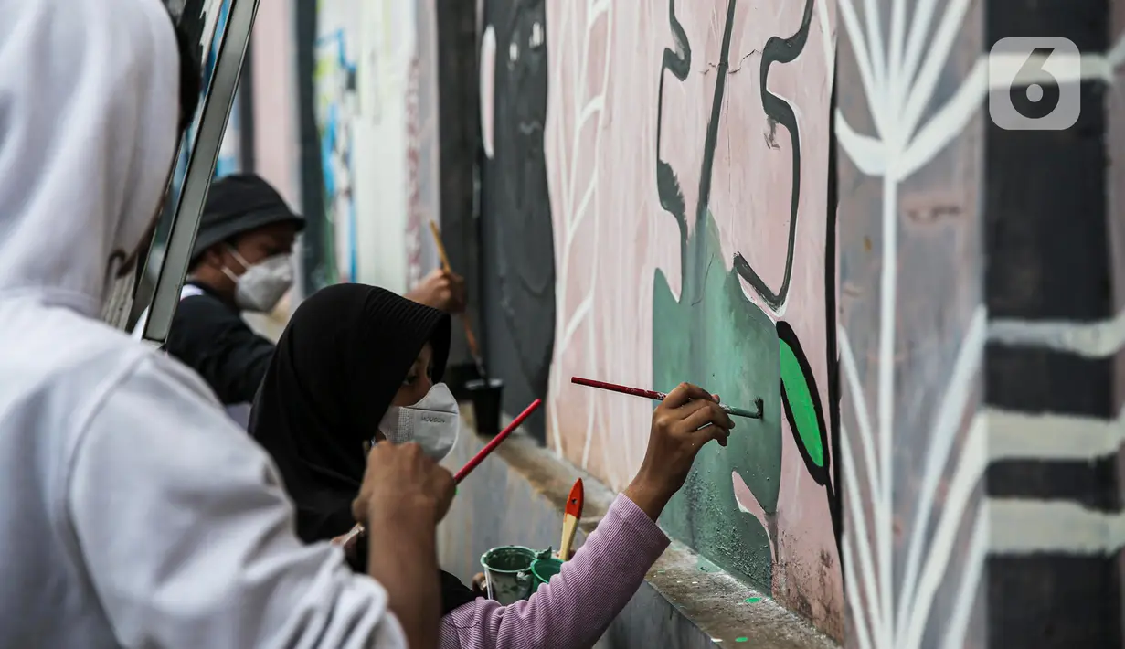 Seniman menyelesaikan pembuatan mural di kawasan Ragunan, Jakarta, Kamis (29/9/2022). Mural yang dibuat oleh seniman milenial dan Komunitas Ruang Seni Rupa tersebut bertemakan 'Jakarta untuk Indonesia'. (Liputan6.com/Faizal Fanani)
