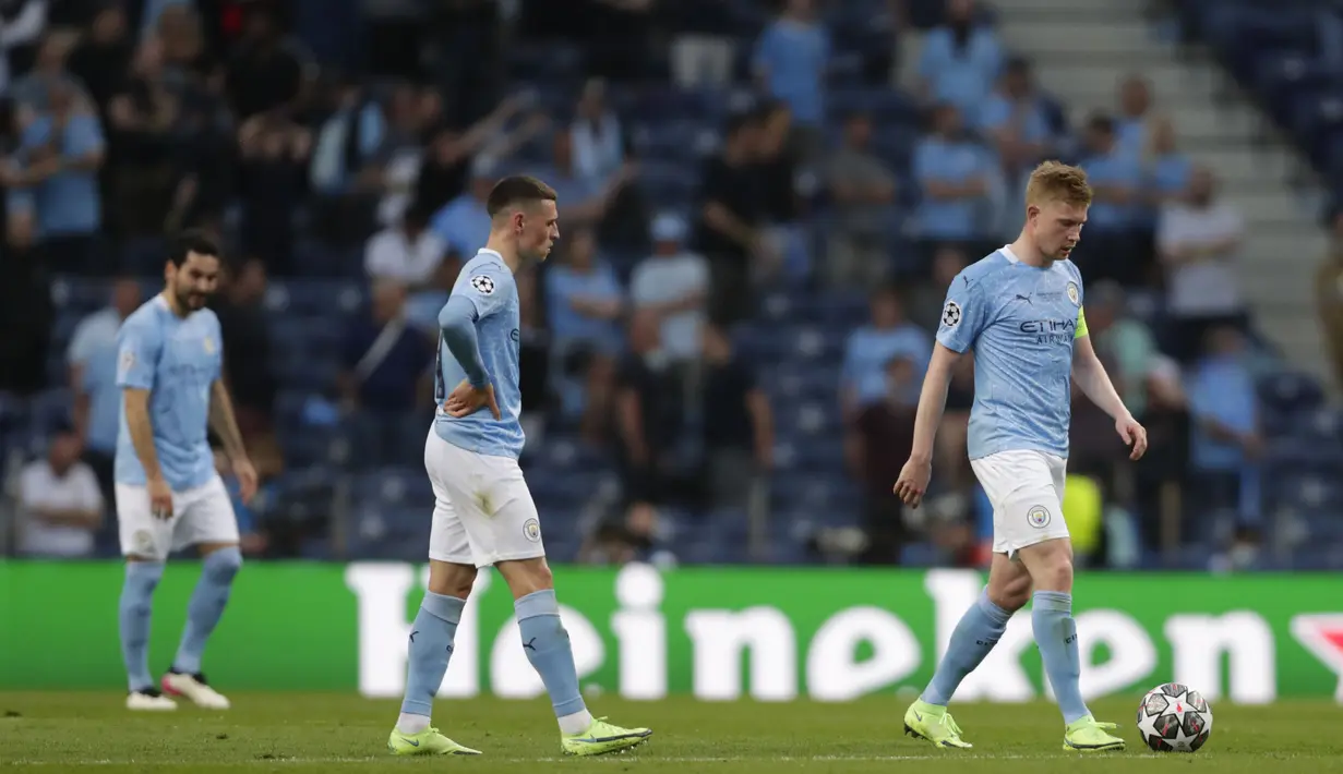 Para pemain Manchester City tampak lesu usai gawangnya kebobolan dari pemain Chelsea pada laga final Liga Champions di Stadion Dragao, Minggu (30/5/2021). Chelsea sementara unggul 1-0 di babak pertama. (AP/Manu Fernandez, Pool)