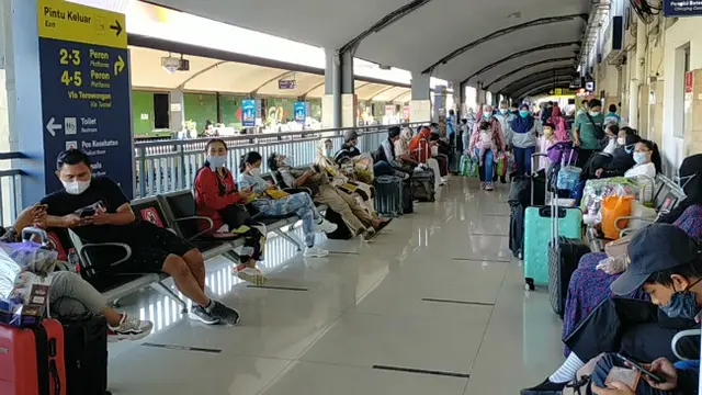 Lonjakan Antrian Penumpang Rapid Test Antigen di Stasiun Malang