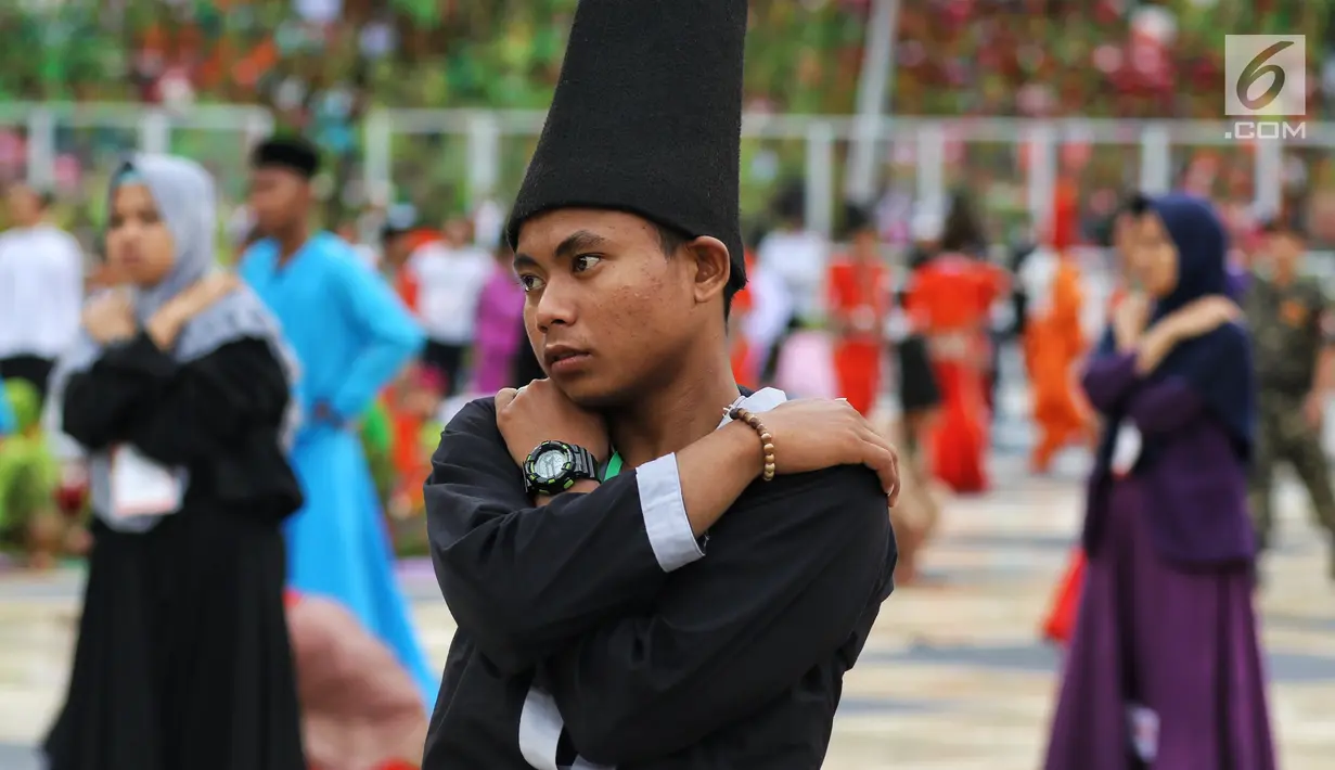 Penampilan penari sufi saat memeriahkan Harlah ke-73 Muslimat NU di SUGBK, Jakarta, Minggu (27/1). Acara ini dihadiri 100 ribu kader Muslimat NUse-Indonesia. (Liputan6.com/JohanTallo)
