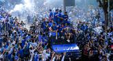 Tim dan ofisial Persib Bandung menyapa warga saat konvoi juara BRI Super League 2025/2026 di Bandung, Jawa Barat, Minggu (24/5/2026). (Bola.com/Bagaskara Lazuardi)