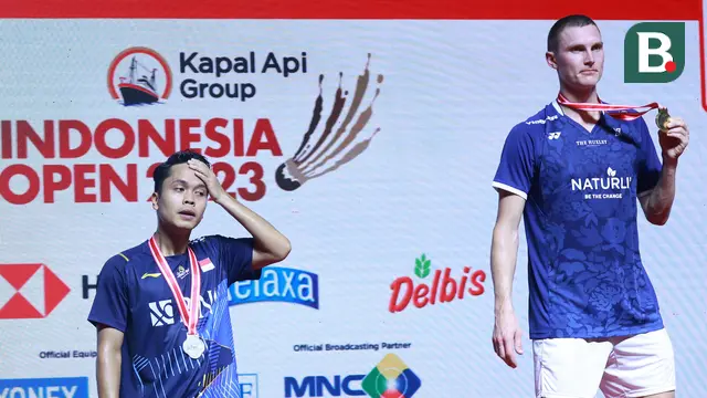 Foto: Ekspresi Anthony Sinisuka Ginting Ketika Dikalahkan Viktor Axelsen di Final Indonesia Open 2023