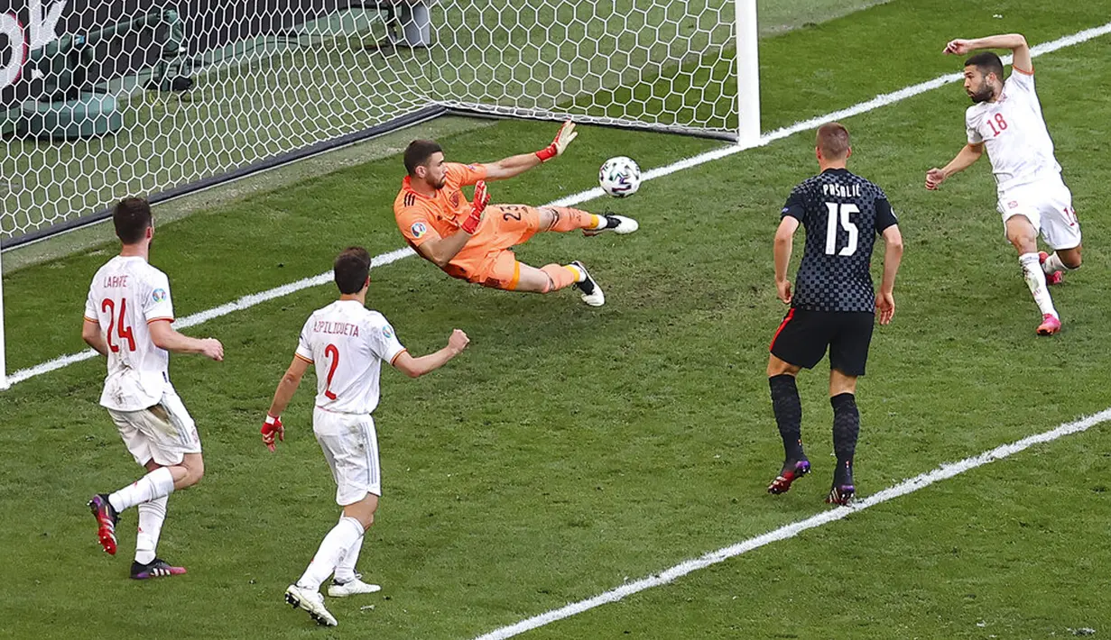 Penjaga gawang Spanyol Unai Simon menghentikan bola saat melawan Kroasia pada pertandingan babak 16 besar Euro 2020 di Stadion Parken, Kopenhagen, Denmark, Senin (28/6/2021). Spanyol mengalahkan Kroasia 5-3. (Wolfgang Rattay, Pool via AP)