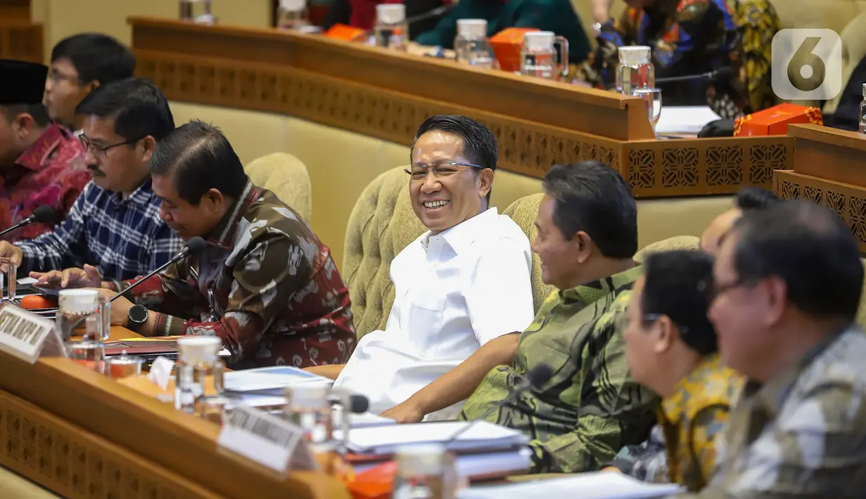 Keputusan tersebut dibacakan dalam rapat dengar pendapat (RDP) bersama KPU RI, yang membahas perubahan PKPU untuk mengakomodasi putusan Mahkamah Konstitusi (MK). (merdeka.com/Arie Basuki)