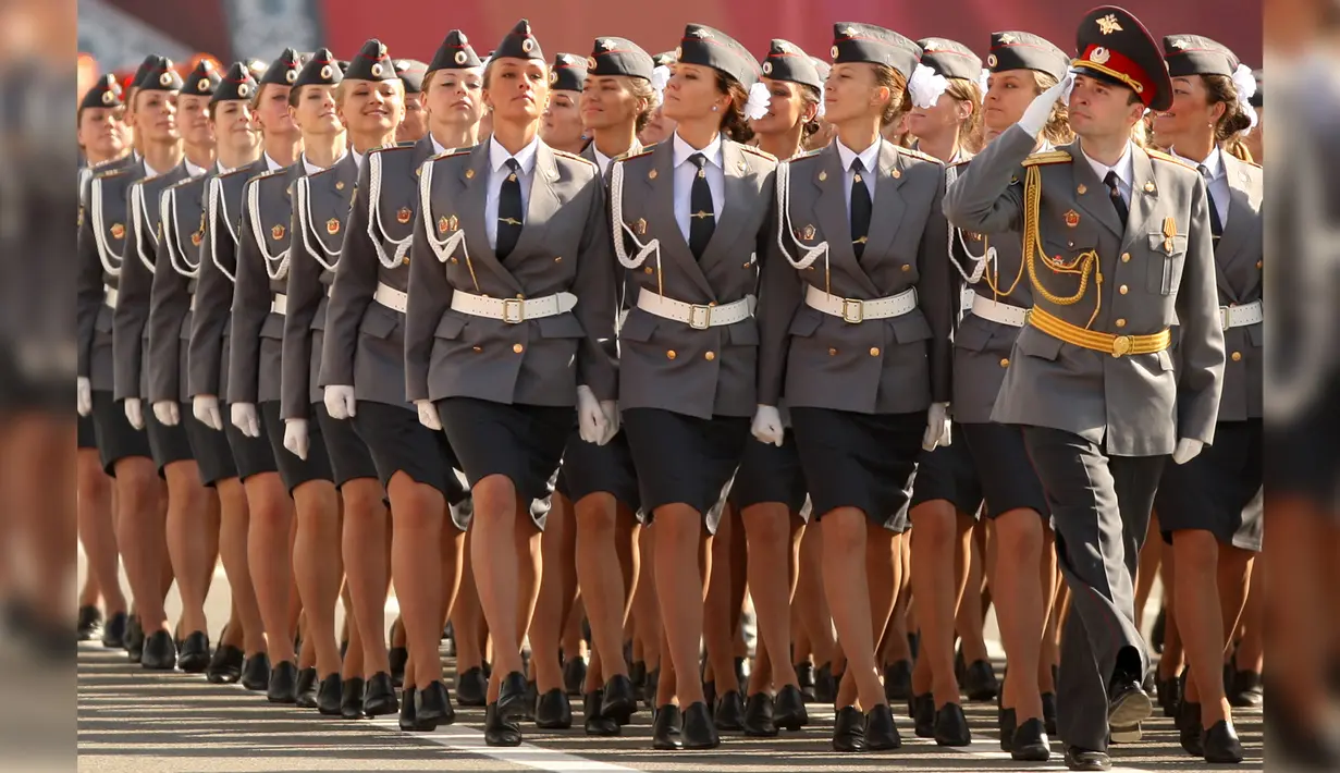 Polisi wanita Rusia baris berbaris selama Victory Day parade militer negara itu pada Dvortsovaya Square St. Petersburg pada tanggal 9 Mei 2011 di peringatan akhir Perang Dunia II. (AFP Photo / Kirill Kudryavtsev)