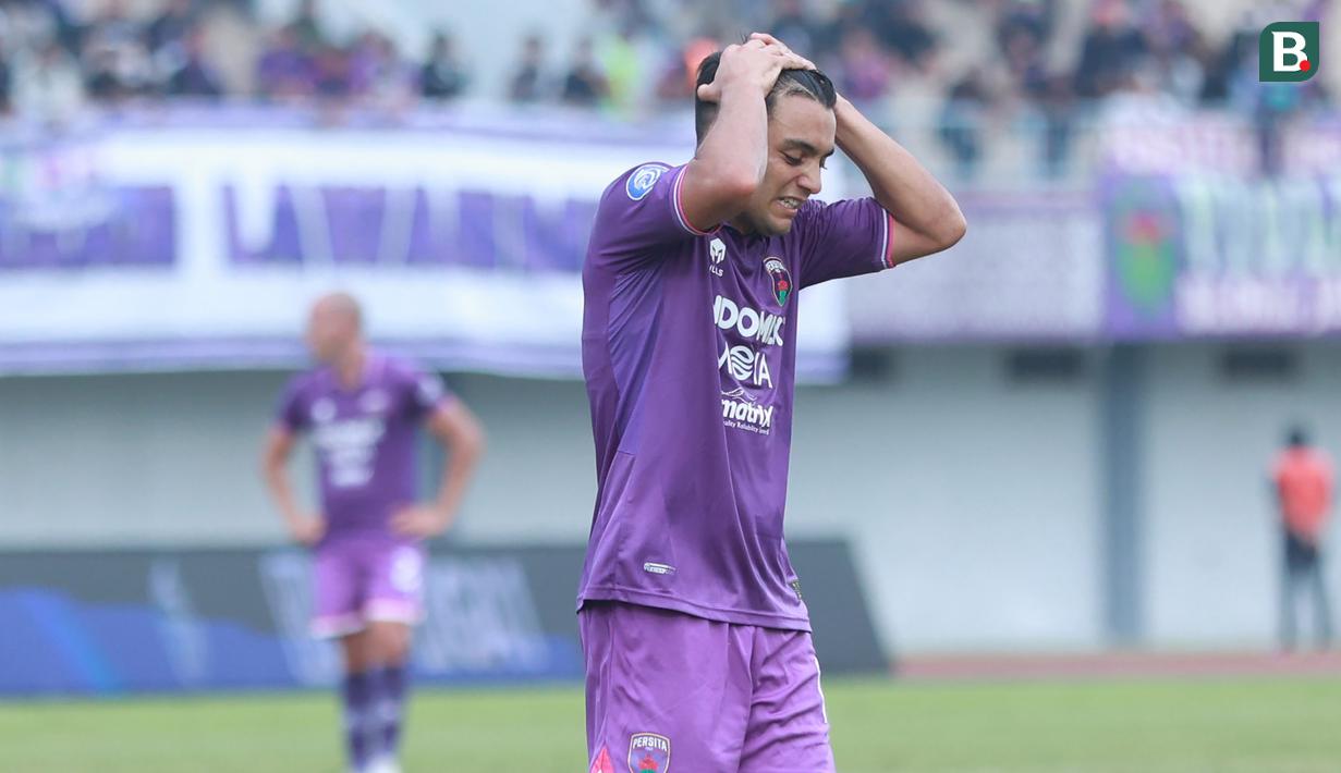 Pemain Persita Tangerang, Ezequiel Vidal, tampak kecewa setelah gagal mencetak gol ke gawang Persebaya Surabaya pada laga pekan ke-18 BRI Liga 1 2022/2023 di Stadion Indomilk Arena, Tangerang, Rabu (18/1/2023) sore WIB. Persita kalah 0-5 dari Persebaya. (Bola.com/M Iqbal Ichsan)