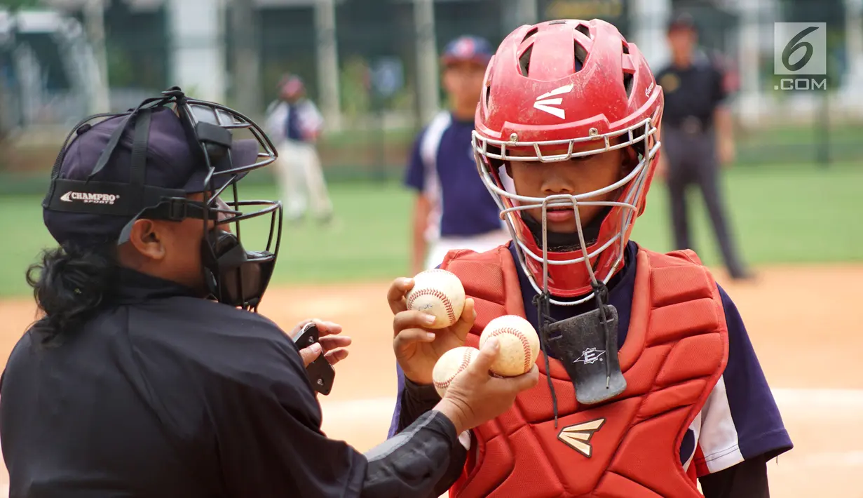 Atlet junior baseball dan softball berlaga dalam turnamen Indonesia Little League 2019 di lapangan softball Senayan, Jakarta, Sabtu (5/1). Turnamen yang bergulir sejak 1990 menekankan aspek karakter, keberanian, dan loyalitas. (Liputan6.com/Fery Pradolo)