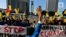 Sambil berorasi, mereka mengibar-ngibarkan bendera kuning sebagai simbol matinya demokrasi di Indonesia. (Liputan6.com/Angga Yuniar)
