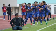 Bek PSIS Semarang, Riyan Ardiansyah (14) merayakan gol kemenangan bersama rekan setim dalam laga pekan pertama BRI Liga 1 2021/2022 melawan Persela Lamongan di Stadion Wibawa Mukti, Cikarang, Sabtu (04/09/2021). (Bola.com/Bagaskara Lazuardi)
