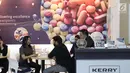 Petugas berbincang dengan pengunjung selama pameran niaga bahan baku industri farmasi Convention on Pharmaceutical Ingredients South East Asia (CPhI SEA) 2018 di JIExpo Jakarta, Kamis (29/3). (Liputan6.com/Angga Yuniar)