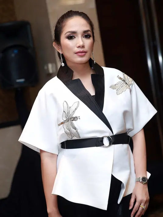 "Pas aku perhatikan, kok anak-anak jarang ada rok. Sampai Andika suka protes, 'kamu tuh belikan anak celana lagi, celana lagi'. Makanya anakku tiga-tiganya bukan yang girly banget," kata Ussy Sulistiawaty. (Deki Prayoga/Bintang.com)