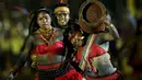 Sejumlah wanita menari selama upacara pembukaan Olimpiade bagi Masyarakat adat di dunia, Palmas, Brasil, (23/10/2015). Brasil sendiri merupakan rumah dari sekitar 900 ribu suku pribumi dari 305 negara berbeda dan 274 bahasa. (REUTERS/Ueslei Marcelino)