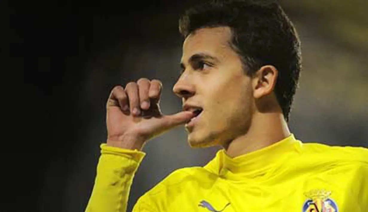 Villarreal's Brazilian forward Nilmargestures as he celebrates his goal during the Spanish league football match Villareal CF vs RCD Mallorca on December 18, 2010 at El Madrigal stadium in Villareal. AFP PHOTO/ JOSE JORDAN 